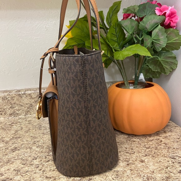 Michael KORS Medium Front Pocket Tote - Picture 7 of 14